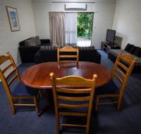 Emerald Gardens Motel  Apartments - Suburb Australia