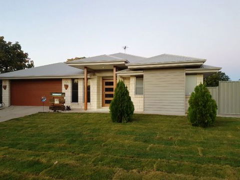 LJ Hooker Clermont - Suburb Australia 4