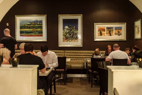 Parisi's Restaurant - Suburb Australia 4