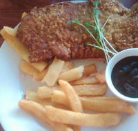 Dining at the Findon Hotel - Suburb Australia