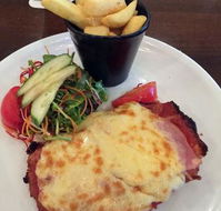 Arundel Tavern - Suburb Australia