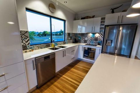 Tropical Woodcrafts - Suburb Australia 5