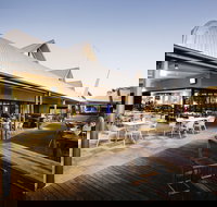 Kawana Waters Hotel - Suburb Australia