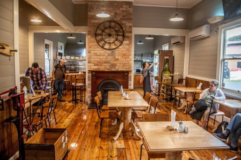 Tracks On Point Cafe - Suburb Australia 0