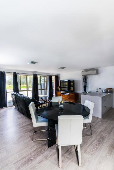 Lure Bed And Breakfast - Suburb Australia 1