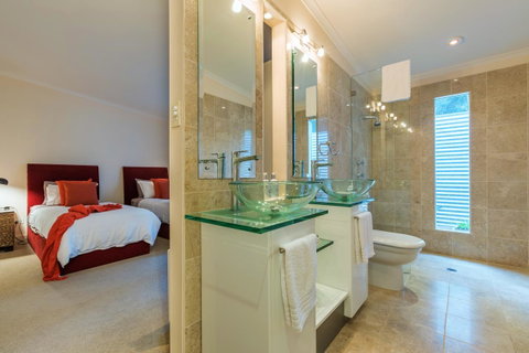 Life-time Private Retreats - Suburb Australia 2