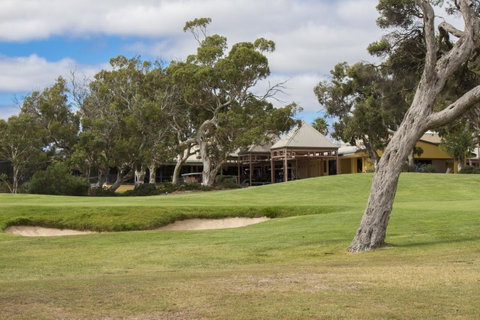 New Terry Hotel & Golf Resort - Suburb Australia 18