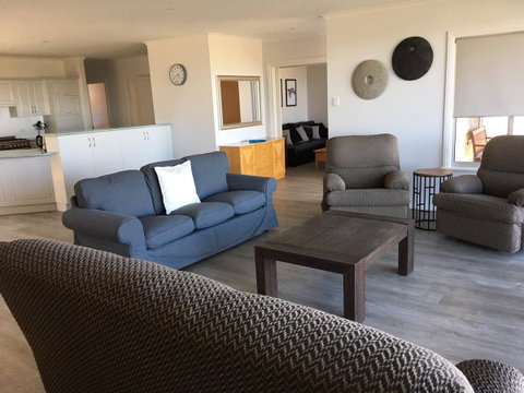 Emu Bay Holiday Homes - Suburb Australia 30