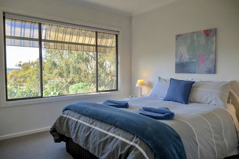 Emu Bay Holiday Homes - Suburb Australia 5