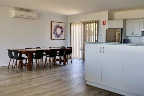 Emu Bay Holiday Homes - Suburb Australia 17