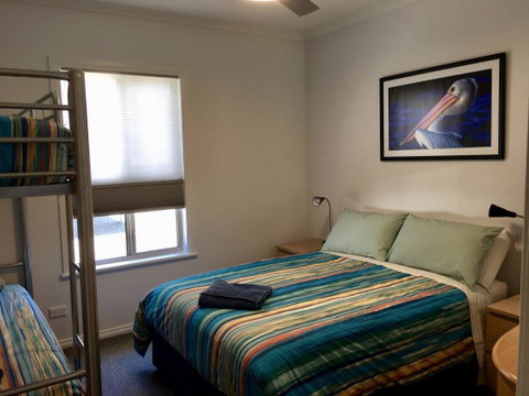 Emu Bay Holiday Homes - Suburb Australia 18