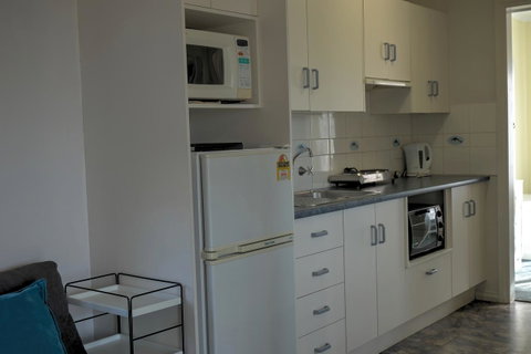 Emu Bay Holiday Homes - Suburb Australia 28