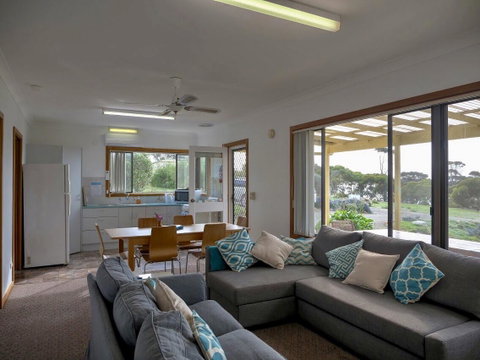 Emu Bay Holiday Homes - Suburb Australia 7