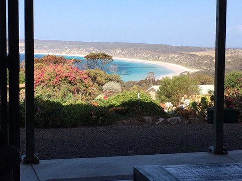 Emu Bay Holiday Homes - Suburb Australia 31