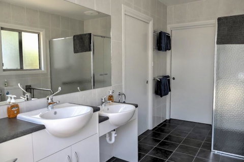Emu Bay Holiday Homes - Suburb Australia 14