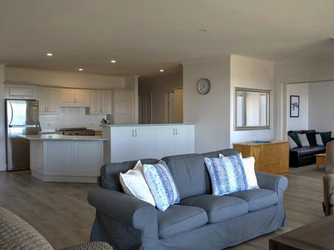 Emu Bay Holiday Homes - Suburb Australia 15