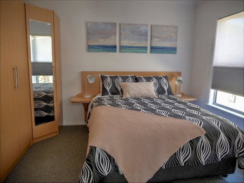 Emu Bay Holiday Homes - Suburb Australia 16