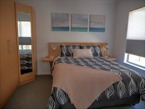 Emu Bay Holiday Homes - Suburb Australia 23