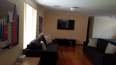 Breeze On Scenic - Suburb Australia 1