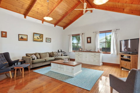 The Log Cabin - 47 Jetty Road - Suburb Australia 4