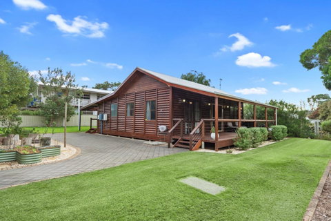 The Log Cabin - 47 Jetty Road - Suburb Australia 13