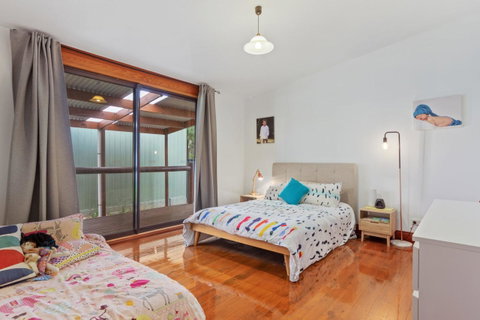 The Log Cabin - 47 Jetty Road - Suburb Australia 11