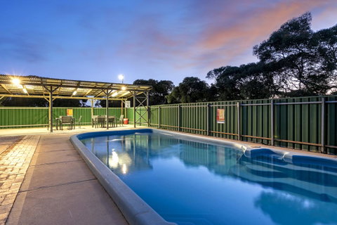 Border Village Roadhouse - Suburb Australia 4