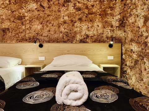 The Lookout Cave Underground Motel - Suburb Australia 2