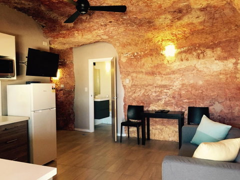 The Lookout Cave Underground Motel - Suburb Australia 17