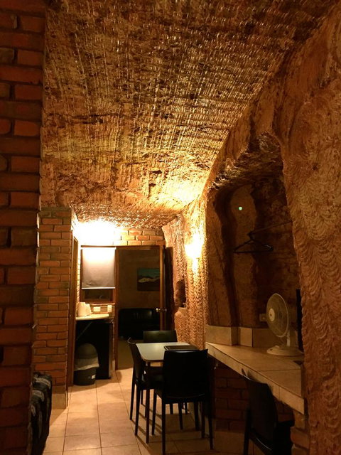 The Lookout Cave Underground Motel - Suburb Australia 19