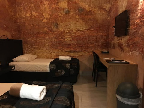 The Lookout Cave Underground Motel - Suburb Australia 12