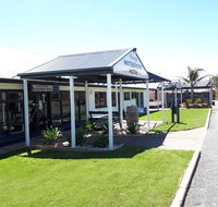Meningie's Waterfront Motel - Suburb Australia