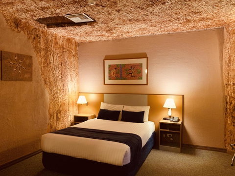 Desert Cave Hotel - Suburb Australia 12