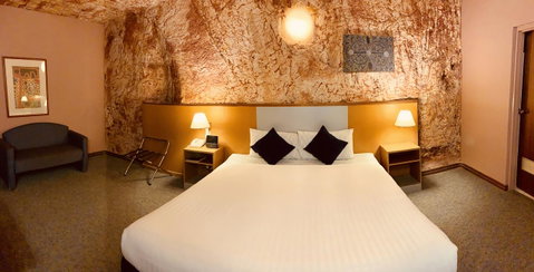 Desert Cave Hotel - Suburb Australia 2