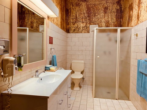 Desert Cave Hotel - Suburb Australia 5
