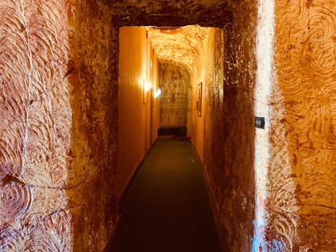 Desert Cave Hotel - Suburb Australia 27