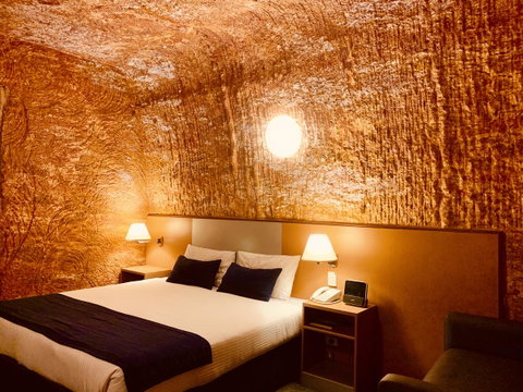 Desert Cave Hotel - Suburb Australia 13