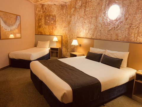 Desert Cave Hotel - Suburb Australia 24