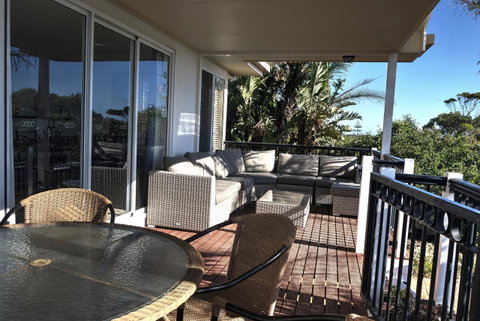 The Whitehouse - Suburb Australia 4
