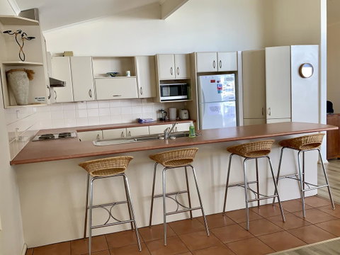 Emu Bay Lodge - Suburb Australia 11
