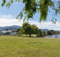 Riverfront Motel  Villas - Suburb Australia