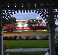 Riverbank villa - 4 bedroom house villa - Suburb Australia