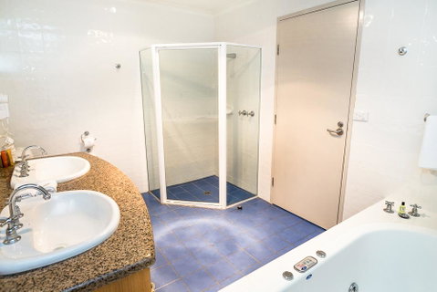 Edgewater Hotel - Suburb Australia 8