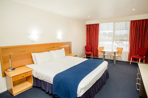 Edgewater Hotel - Suburb Australia 24