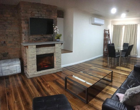 3ree- Spacious & Charming Apartment - Suburb Australia 12