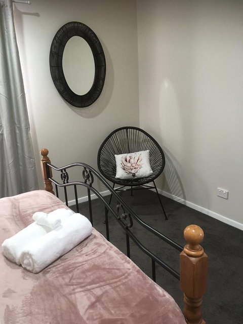 3ree- Spacious & Charming Apartment - Suburb Australia 5