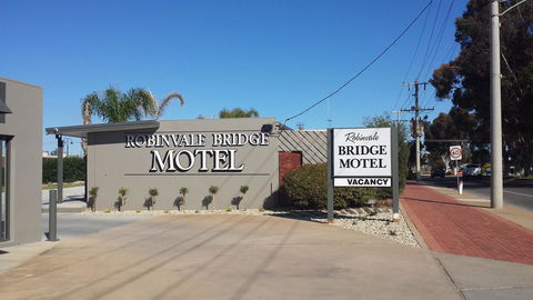 Robinvale Bridge Motel - Suburb Australia 10