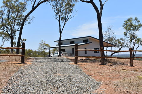 Ironbark House - Suburb Australia 0