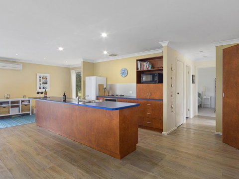 1 Bennett Court - Suburb Australia 3