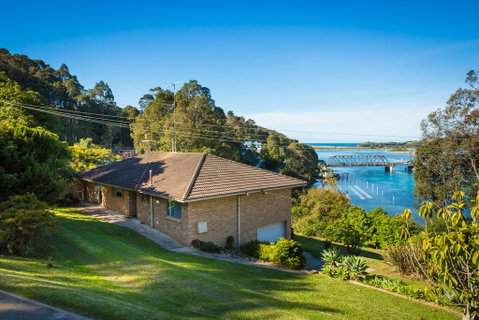 2 Water Crescent - Retro Haven - Suburb Australia 0